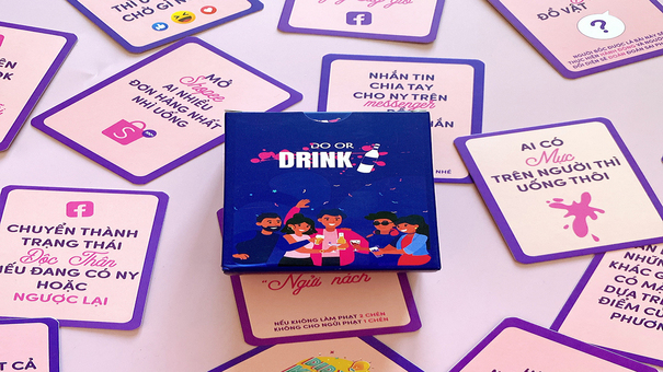 Drinking game bài là một trò chơi mới lạ độc đáo, thu hút lượng lớn người tham gia nhất hiện nay. Tựa game này hiểu đơn giản là một dạng board game người chơi tương tác với nhau thông qua các chất xúc tác bằng các đồ uống. Thông qua lá bài mà các người thua cuộc sẽ phải nhận lấy cách xử phạt tương ứng. Hãy đến 33WIN game bài 3D trực tuyến để biết thêm thông tin nhé .